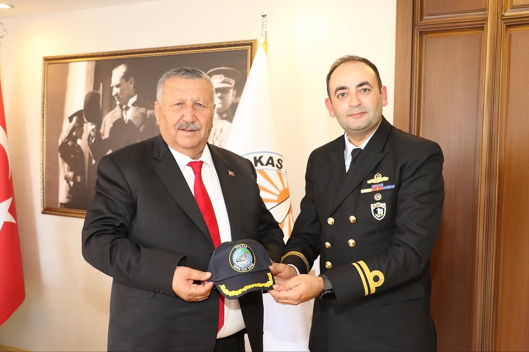 TCG Kaş Gemisi Komutanları, Cumhuriyet Bayramı'nda Kaş Belediye Başkanı'nı Ziyaret Etti