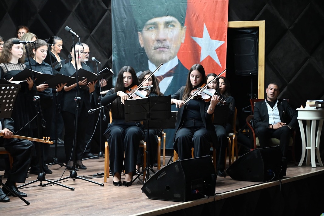 Kemer'de Atatürk'ü Anma Konseri: Gençlik Orkestrası ve Halk Korosu Sahne Aldı