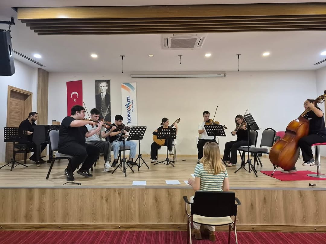Konyaaltı'nda Her Yaşa Sanat: Müzik Akademisi ve Yaşam Boyu Sanat Merkezi'nde Eğitimler Sürüyor