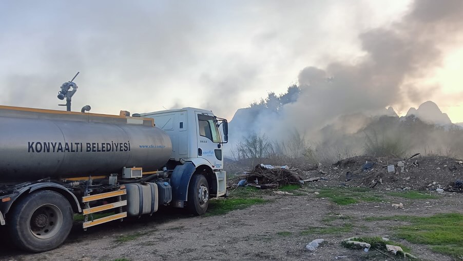 Konyaaltı'nda Zümrüt Mahallesi'nde Çıkan Yangın Kontrol Altına Alındı