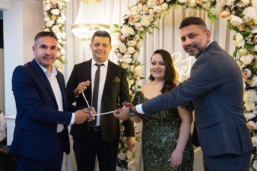 Finike'de Evlilik Haberini Sevgi Getiriyor: Başkan Geyikçi'nin Tebrikleri