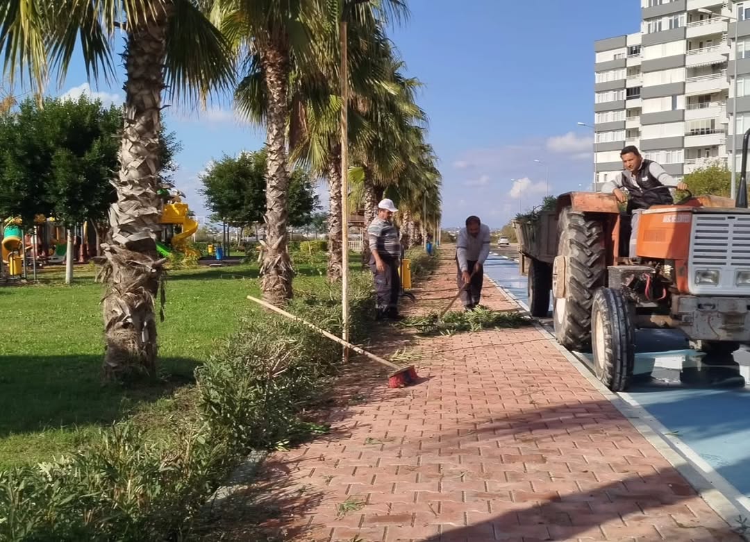Antalya Aksu'da Park ve Bahçe Bakım Çalışmaları Hız Kesmiyor
