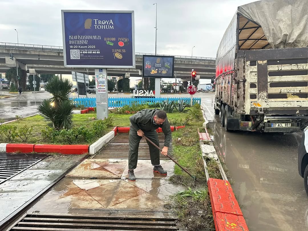 Aksu Belediyesi, Yağış Öncesi Mazgal Temizliği Yaptı