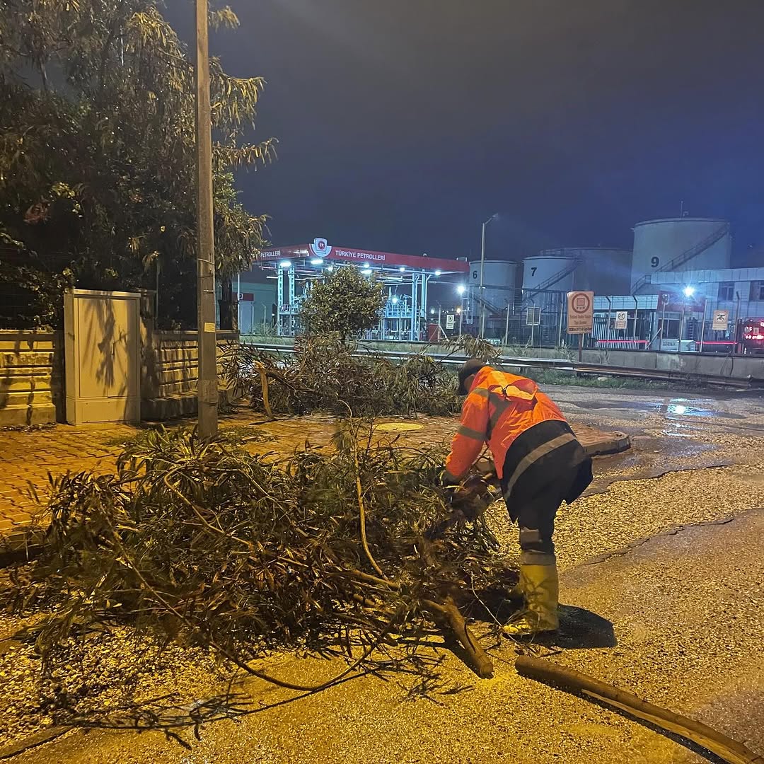 Konyaaltı'nda Olumsuz Hava Koşullarına Karşı Belediye Ekipleri Gece Gündüz Çalışıyor