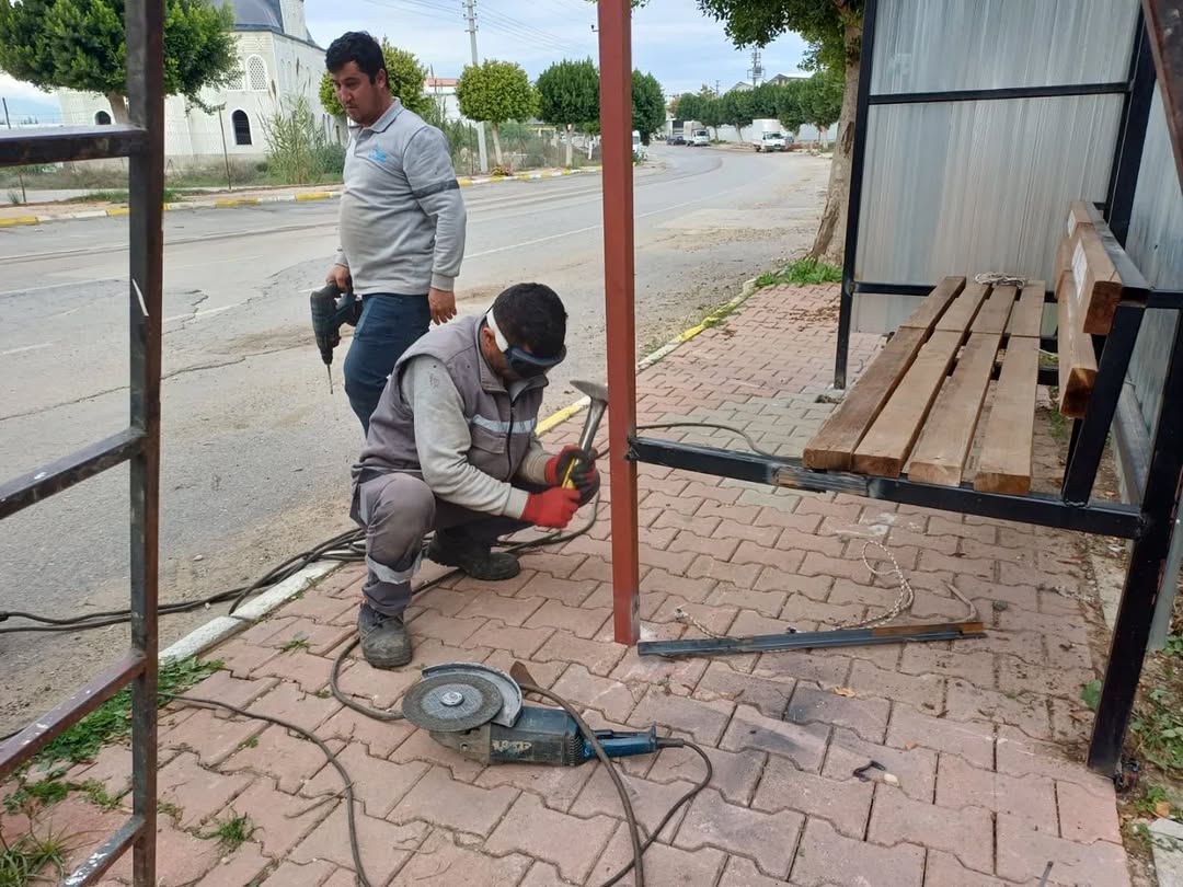 Aksu Belediyesi, İlçenin Farklı Noktalarında Çevre Düzenlemesi Çalışmalarını Sürdürüyor