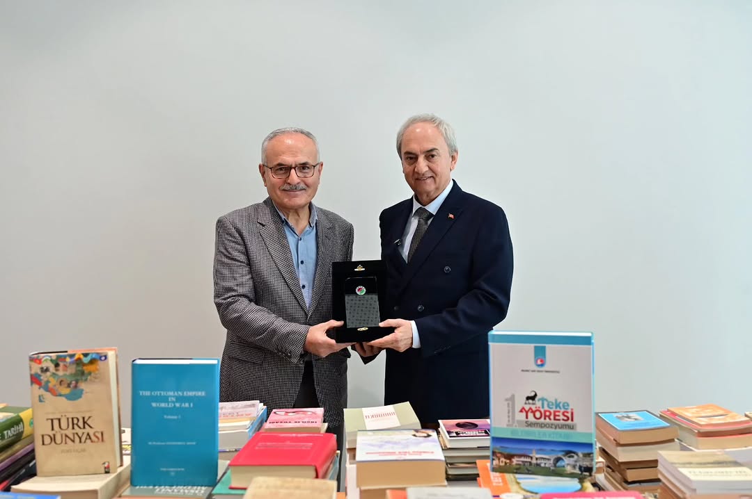 Prof. Dr. Fahrettin Tızlak'tan Antalya Kütüphanesi'ne 1500 Kitap Bağışı