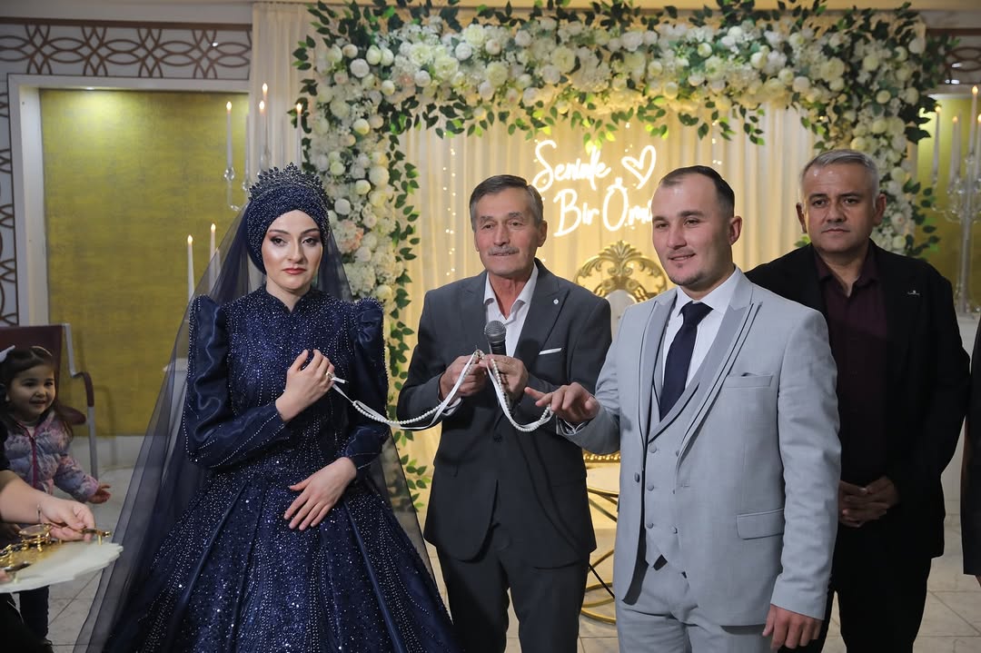 Elmalı'da Belediye Başkan Vekili, Genç Çiftin Nişan Merasiminde Yüzükleri Taktı