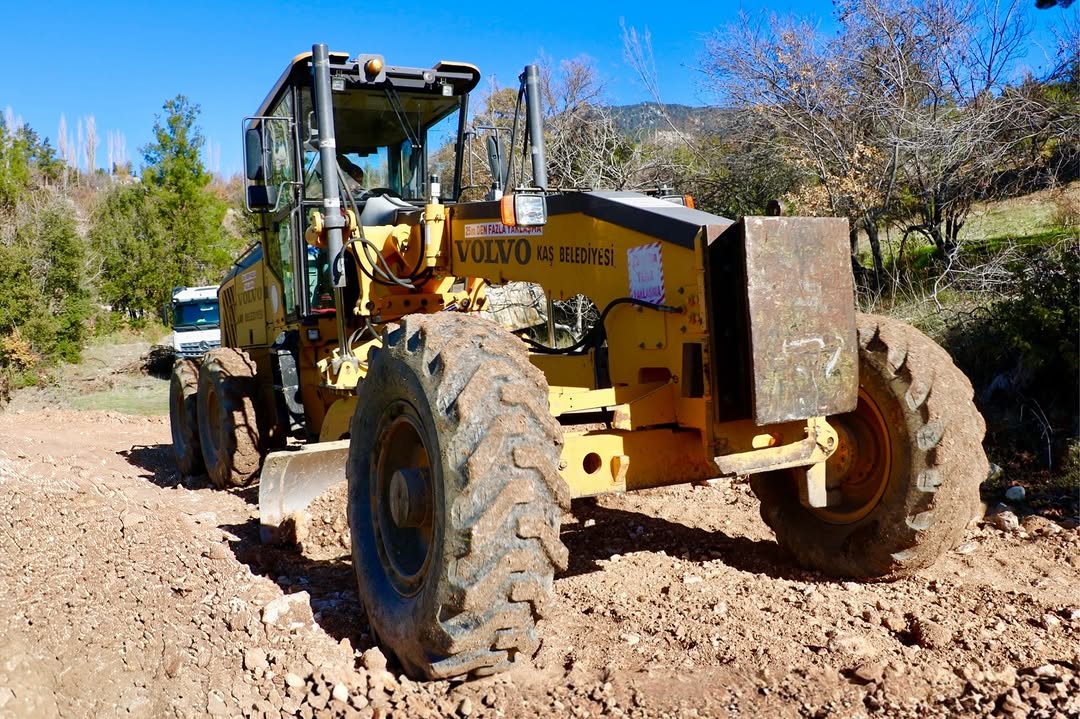 Antalya Kaş'ta Yuvacık Mahallesi'nde Yol Çalışmaları Hız Kesmeden Devam Ediyor