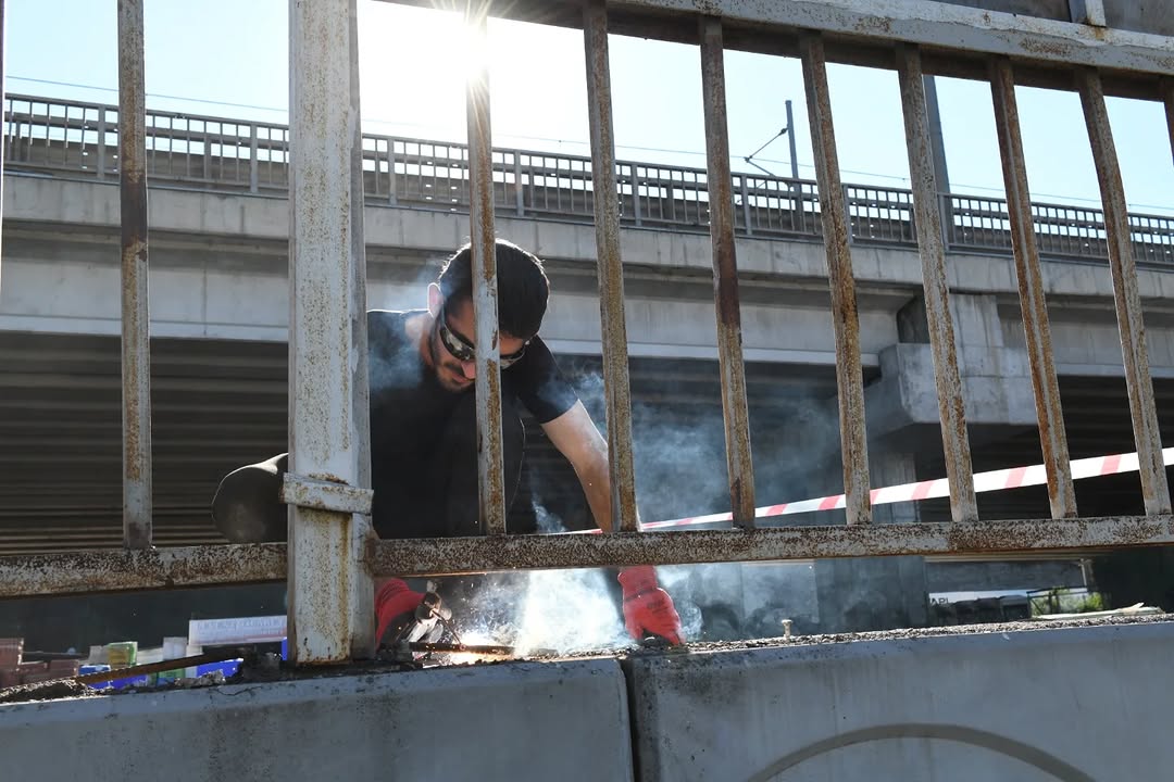 Aksu Belediyesi, İlçedeki Billboard ve Tabelaları Yeniliyor