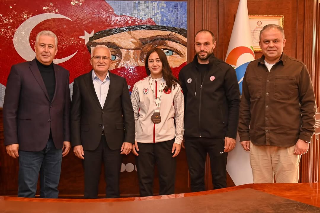 Kumlucalı Genç Boksör Ümmü Sıla Kutluata, Avrupa'da Bronz Madalya Kazandı