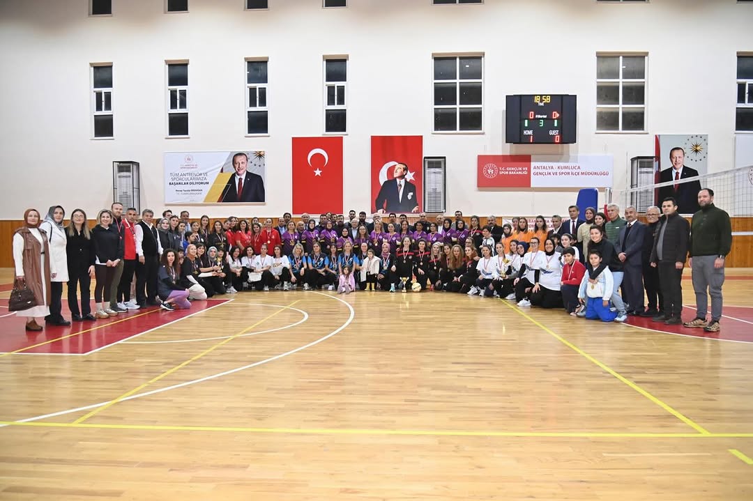 Kumluca'da 8 Mart'a Özel Kadın Öğretmenler Voleybol Turnuvası Düzenlendi
