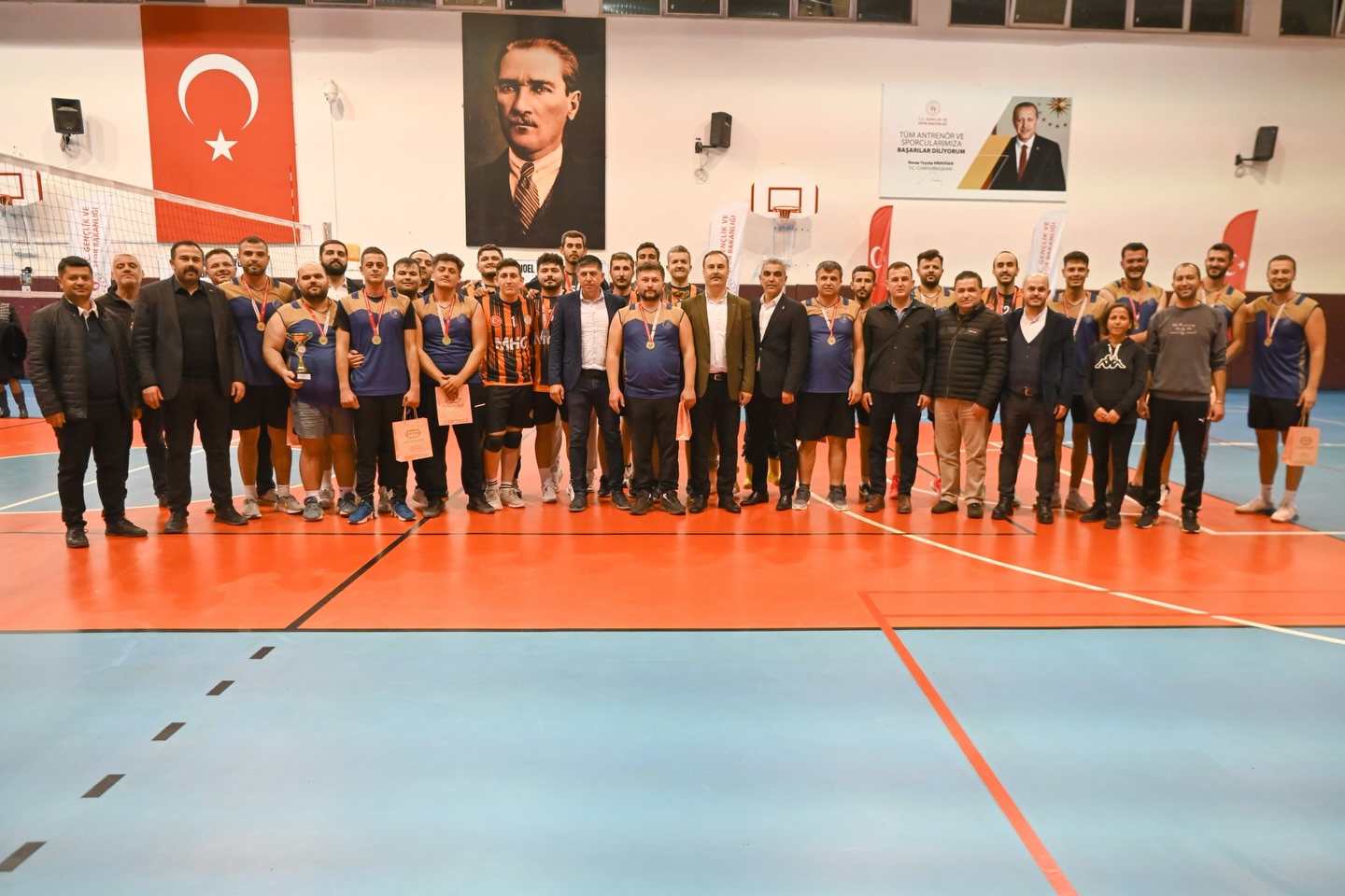 Demre'de Noel Baba Voleybol Turnuvası Coşkusu