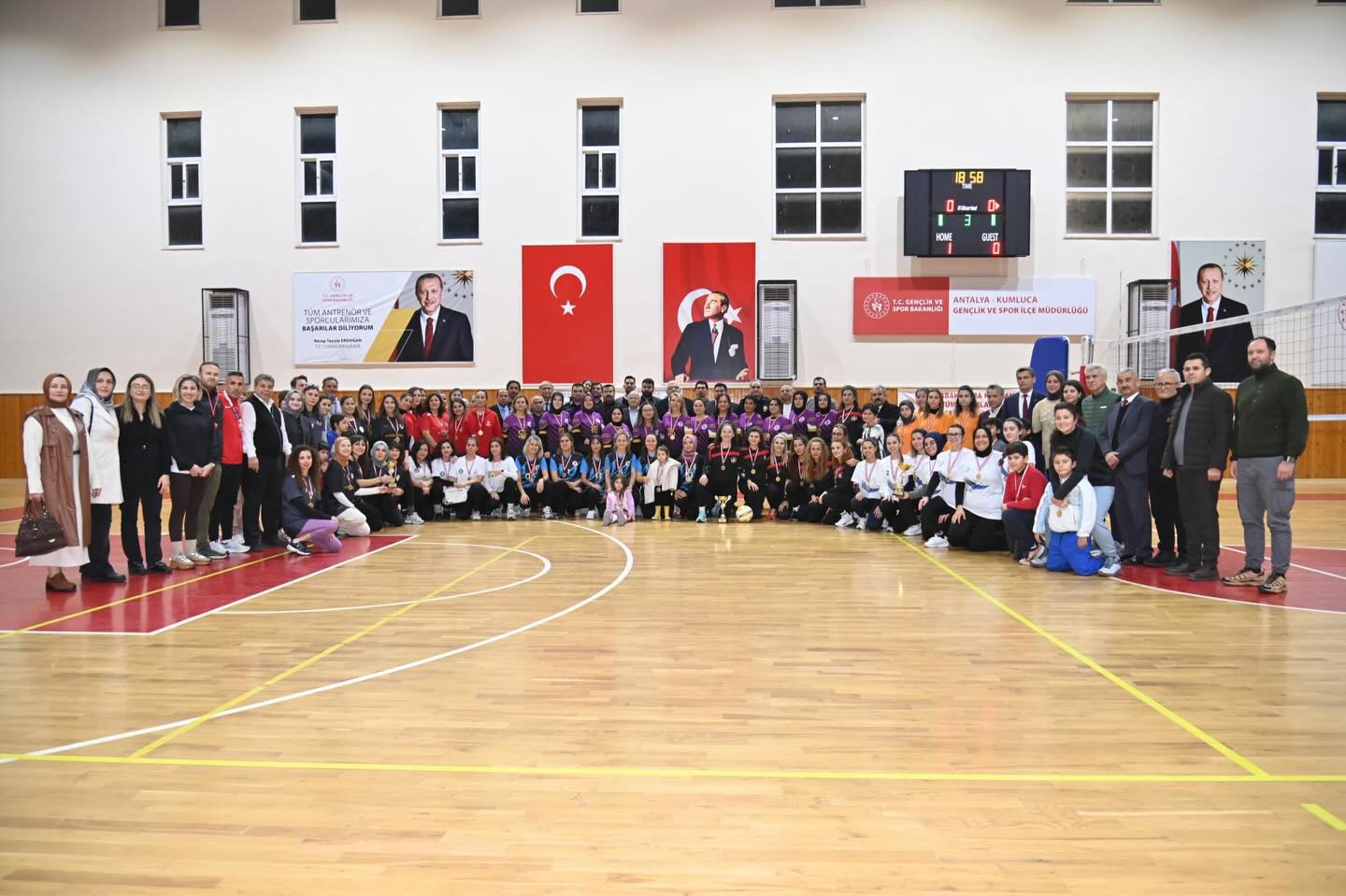 Kumluca'da 8 Mart Etkinlikleri Kapsamında Kadın Öğretmenler Voleybol Turnuvası Düzenlendi