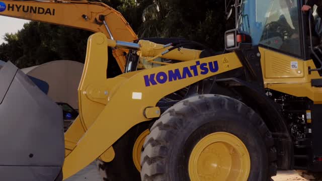 Aksu Belediyesi, Hizmet Ağını Güçlendirmek İçin Yeni İş Makinelerini Hizmete Aldı