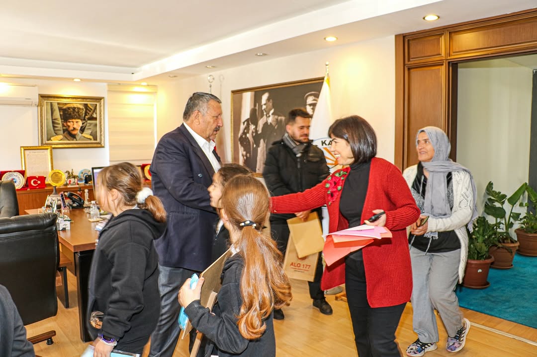 Kaş'ta Minik Öğrencilerden Belediye Başkanına Anlamlı Ziyaret