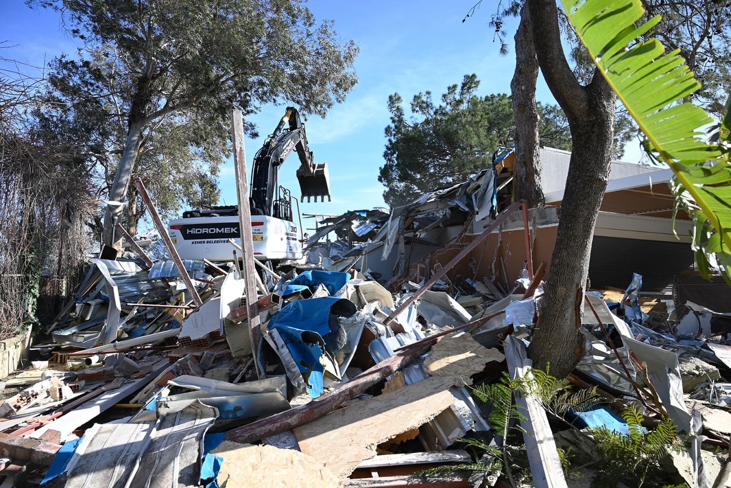 Antalya Kemer'de Kaçak Otel Yapıları Yıkılıyor