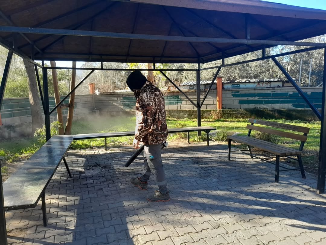 Aksu Belediyesi Güzelyurt Mahallesi'nde Temizlik Çalışması Başlattı