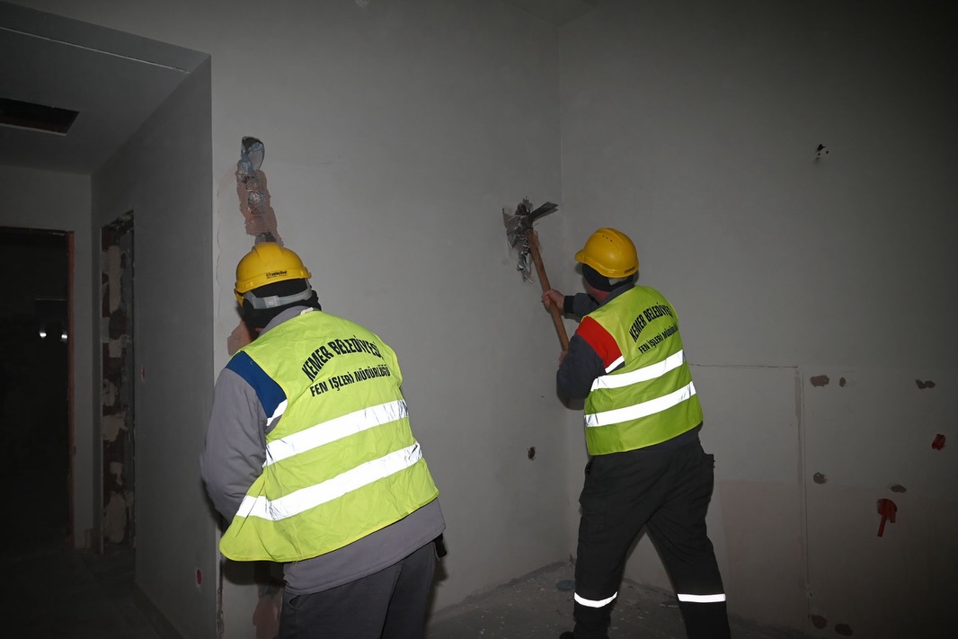 Kemer'de Kaçak Otel Yapıları Yıkılıyor