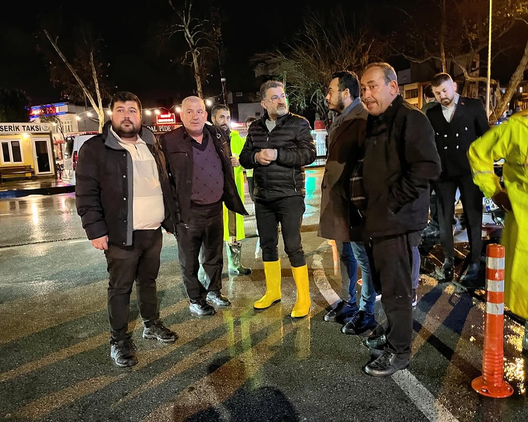 Serik'te Yoğun Yağış Nedeniyle Belediye Ekipleri Alarmda