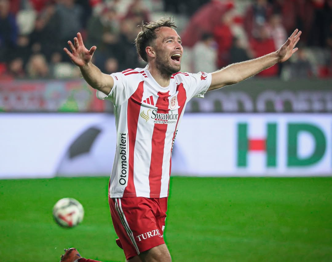 Antalya Spor FK Taraftarı Van'da Destek İçin Sokaklara Döküldü