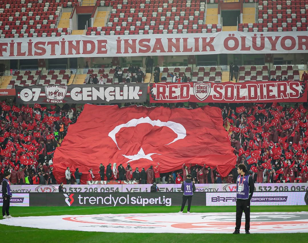 Antalyaspor Taraftarından Örnek Davranış: 90 Dakika Boyunca Takımının Yanında