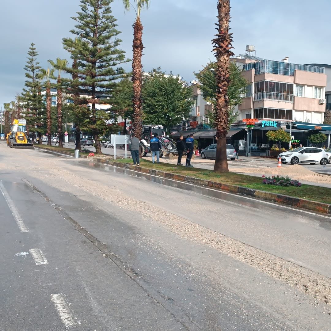 Antalya'da Yoğun Yağış Sonrası Ekipler Hızla Sahada