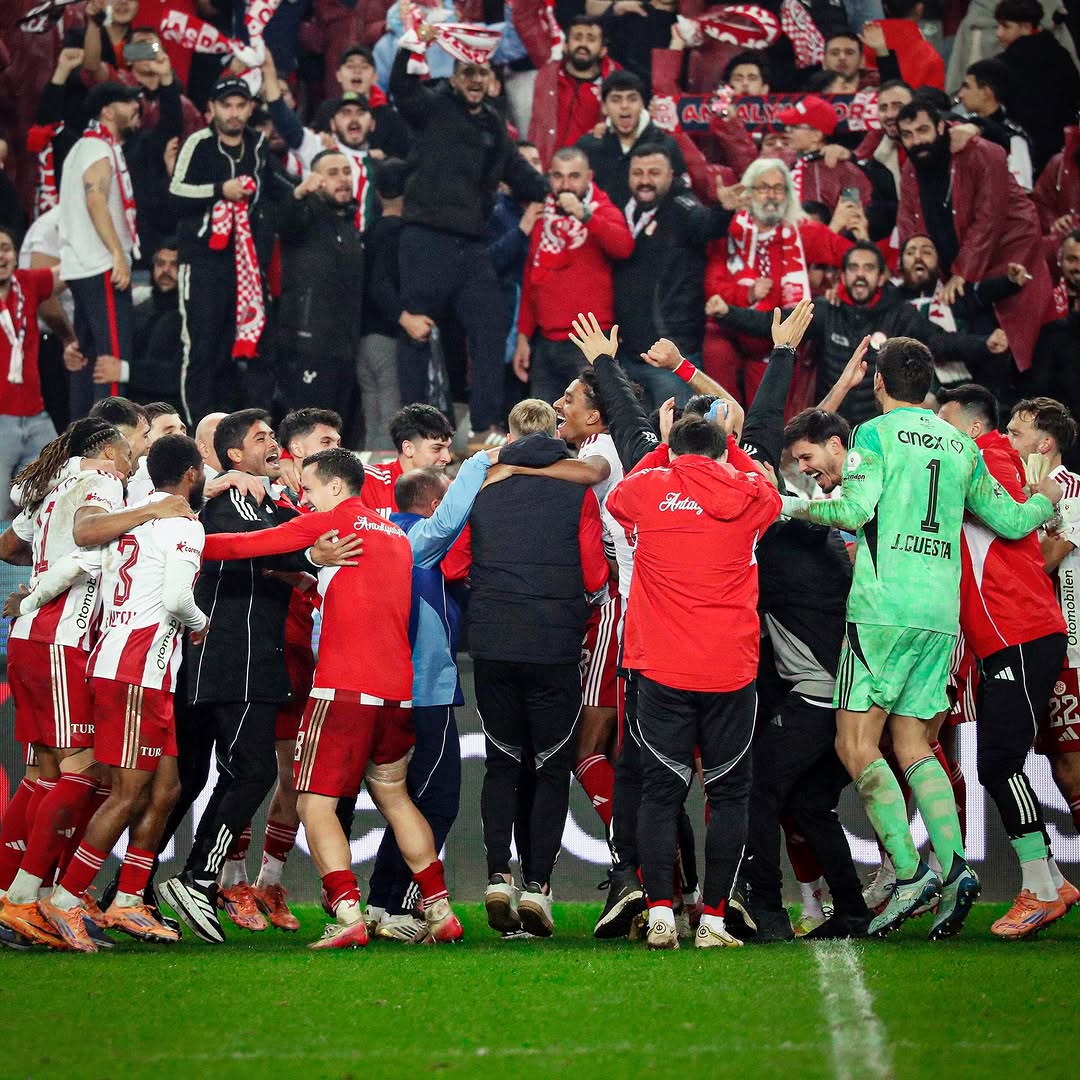 Antalya Spor Taraftarlarından Coşkulu Geri Dönüş: