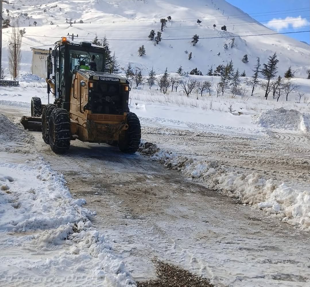 Konyaaltı'nda Yoğun Yağış Sonrası Belediye Ekipleri Gece Boyunca Çalıştı