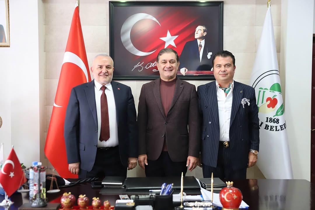 Anayol Partisi Genel Başkanı Karakurt ve İş İnsanı Önder, Elmalı Belediyesi'ni Ziyaret Etti