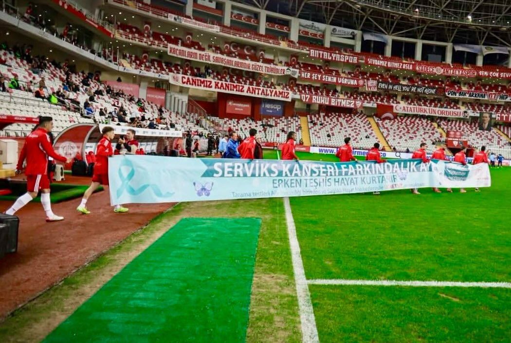 Antalyaspor, Serviks Kanseri Farkındalığı İçin Sahaya Çıktı