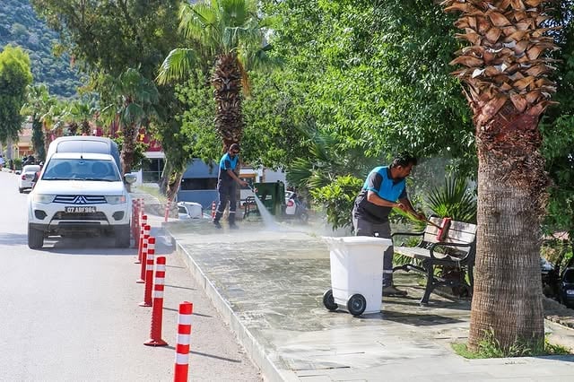 Kaş Belediyesi, Kalkan'da Temizlik Çalışmalarına Başladı