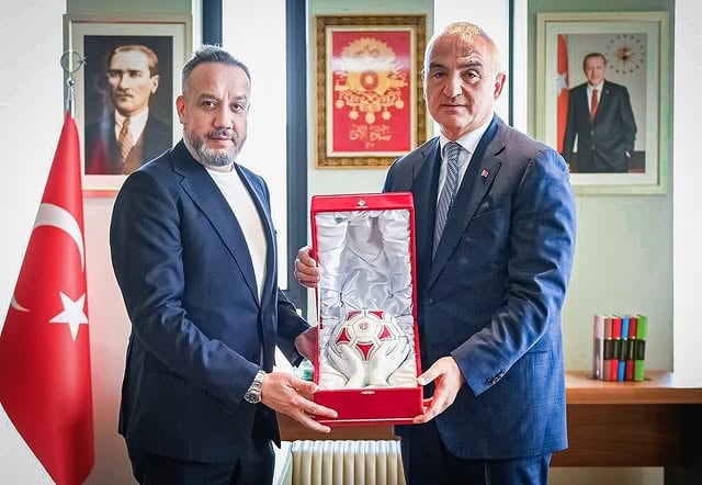 Antalyaspor'dan Turizm İş İnsanlarına Çağrı: Bakan Ersoy Loca Alarak Örnek Oldu