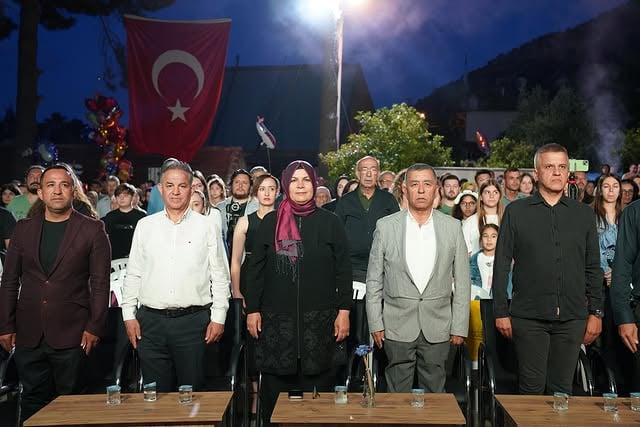 Finike Belediyesi Başkan Yardımcısı, Miniklerin Sevinçlerine Ortak Oldu