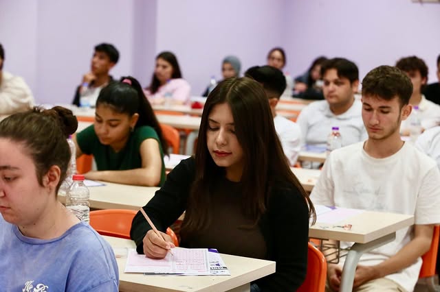 Antalya Kepez Belediyesi'nden Üniversite ve Lise Sınavlarına Hazırlanan Öğrencilere Ücretsiz Deneme Sınavı Desteği