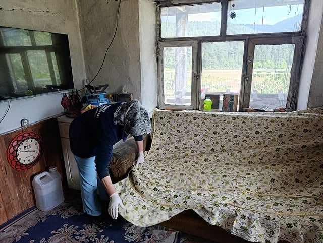 Akseki Belediyesi Taşlıca Mahallesinde Ev Temizliği Gerçekleştirdi