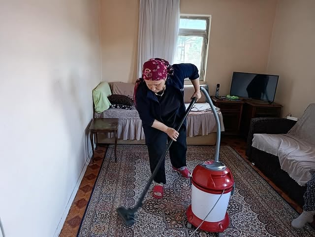 Akseki Belediyesi Cevizli Mahallesinde Ev Temizliği Gerçekleştirdi