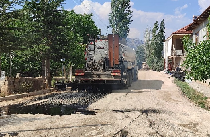 Elmalı Belediyesi Mahalleler Arası Yolların Asfaltlanmasına Devam Ediyor