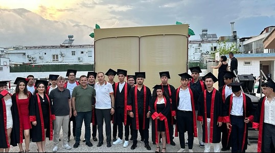 Kemer'de Mezuniyet Coşkusu: Öğrenciler Kep Atarak Geleceğe Umutla Bakıyor