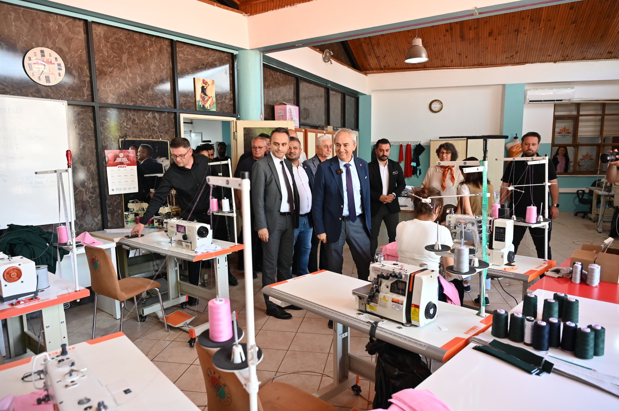Kepez Belediyesi Tekstil Atölyesi ile Hem Maliyeti Düşürdü Hem İstihdam Sağladı