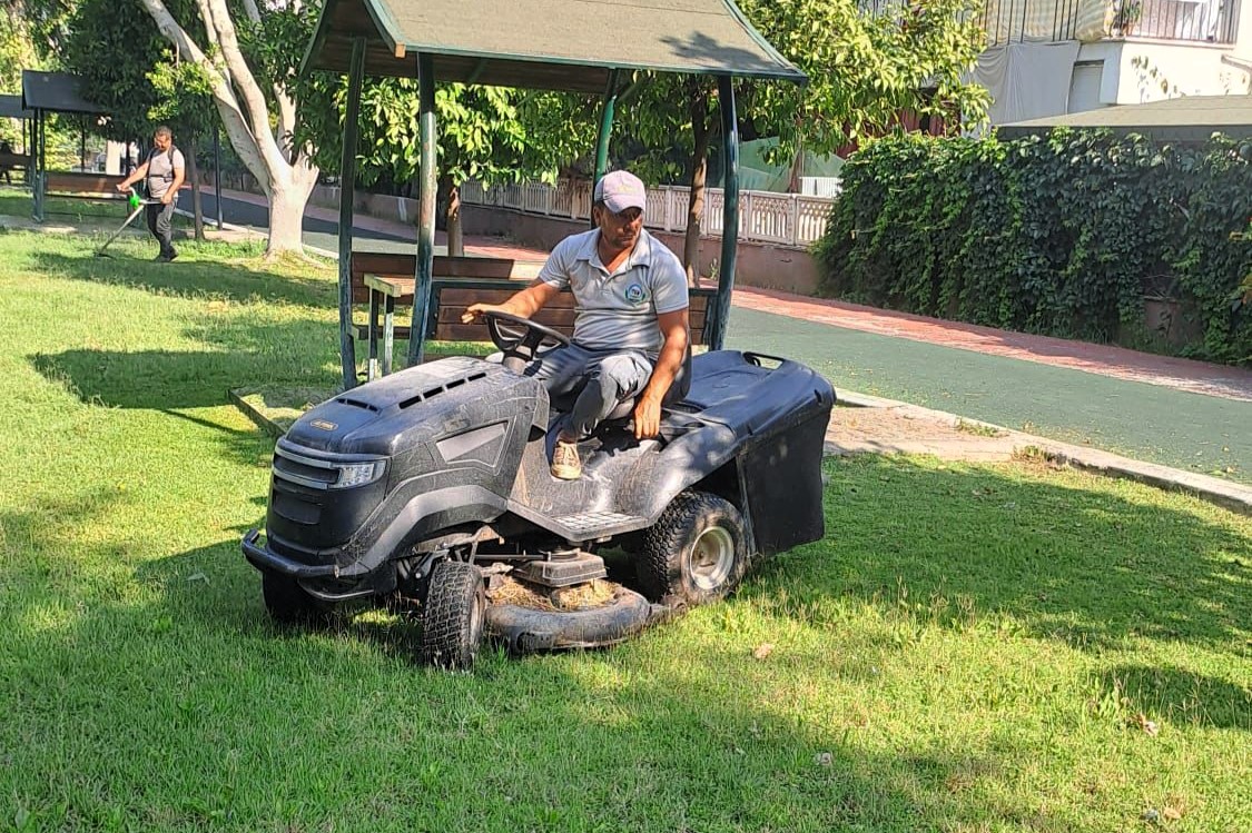 Serik Belediyesi Park ve Bahçeler Müdürlüğü'nden Park Bakım Çalışmaları