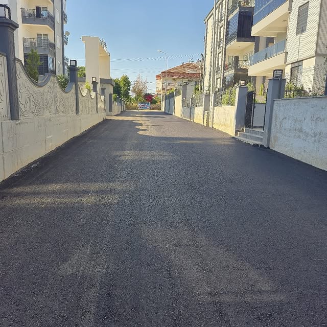 Antalya Aksu'da Barbaros Mahallesi'nde Sıcak Asfalt Çalışması Başlatıldı