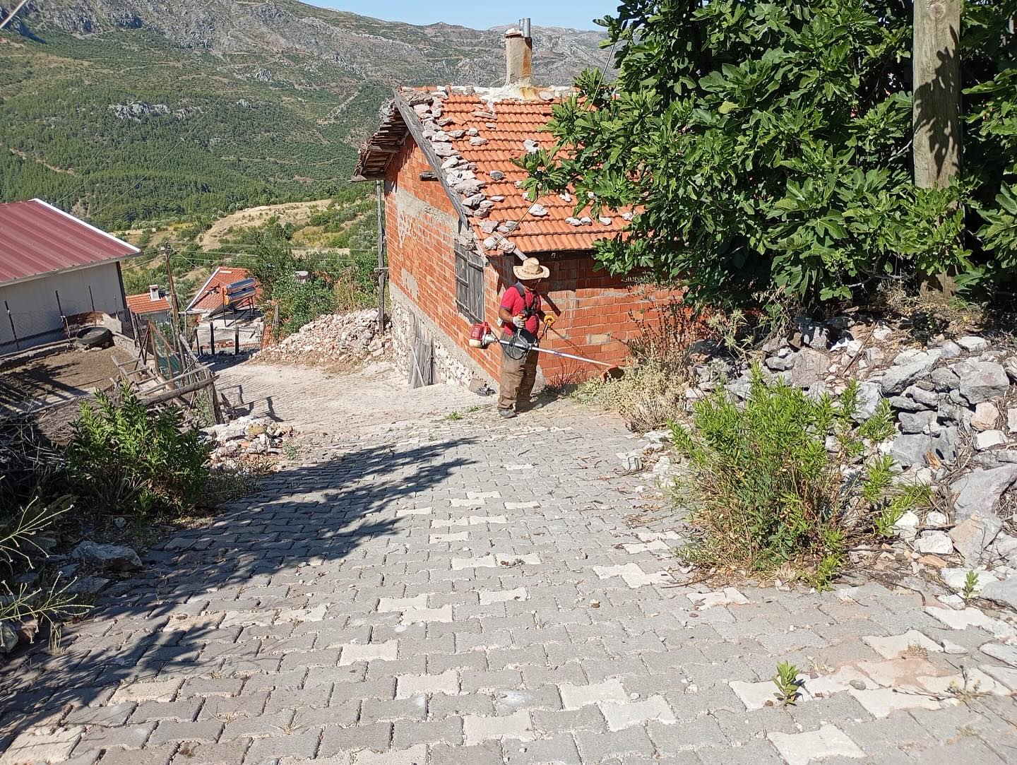 Antalya Akseki Belediyesi Güneykaya Mahallesinde Ot Kesim Çalışmalarını Tamamladı
