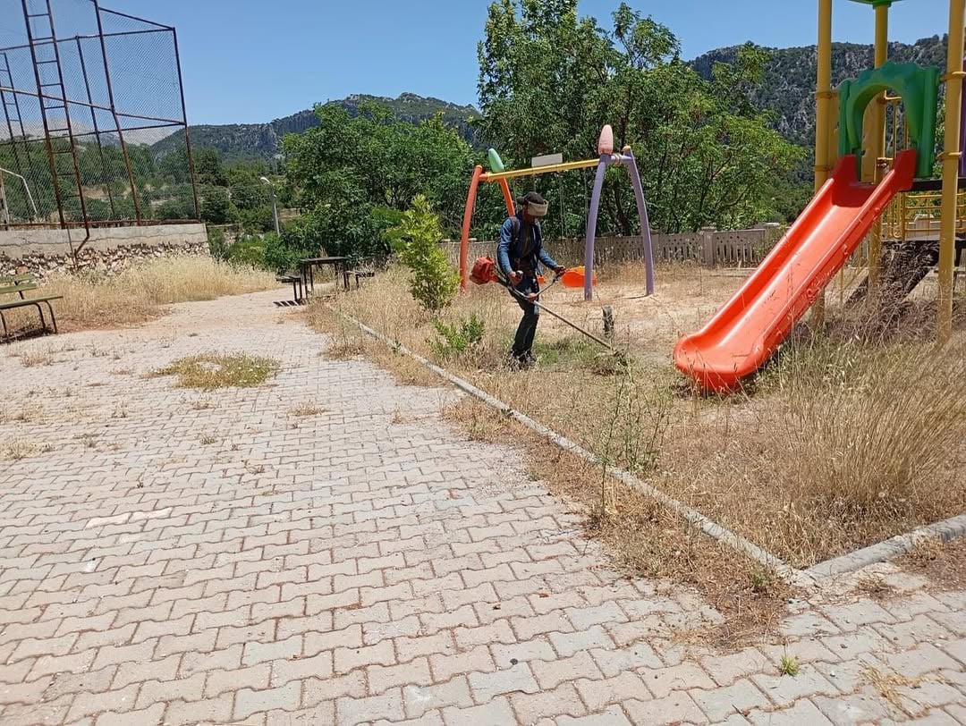 Antalya Akseki Belediyesi Çaltılıcukur Mahallesinde Ot Kesim Çalışmalarını Tamamladı