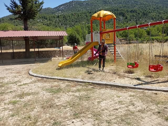 Antalya Akseki Belediyesi Mahmutlu ve Güzelsu Mahallelerinde Ot Kesim Çalışmalarını Tamamladı