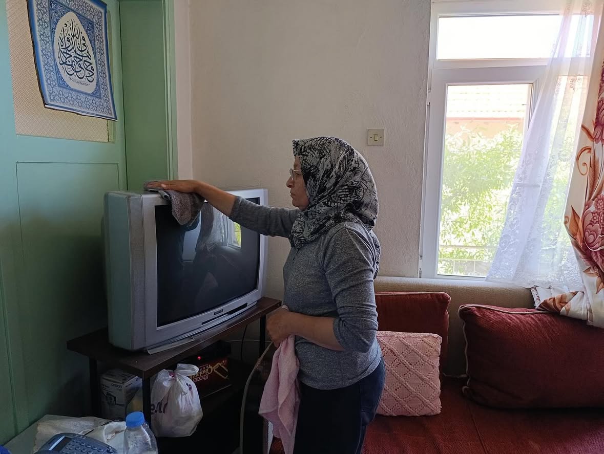 Akseki Belediyesi Demirciler Mahallesinde Ev Temizliği Gerçekleştirdi