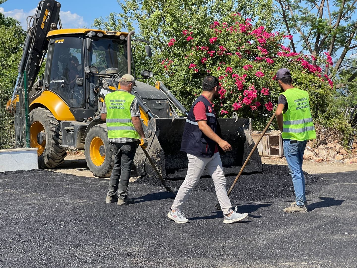 Antalya Aksu Belediyesi'nden İlçe Genelinde Yol Bakım ve Onarım Çalışmaları