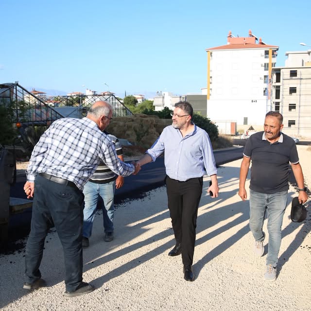 Antalya Serik'te Gedik Mahallesi'nde Sıcak Asfalt Çalışmaları Devam Ediyor