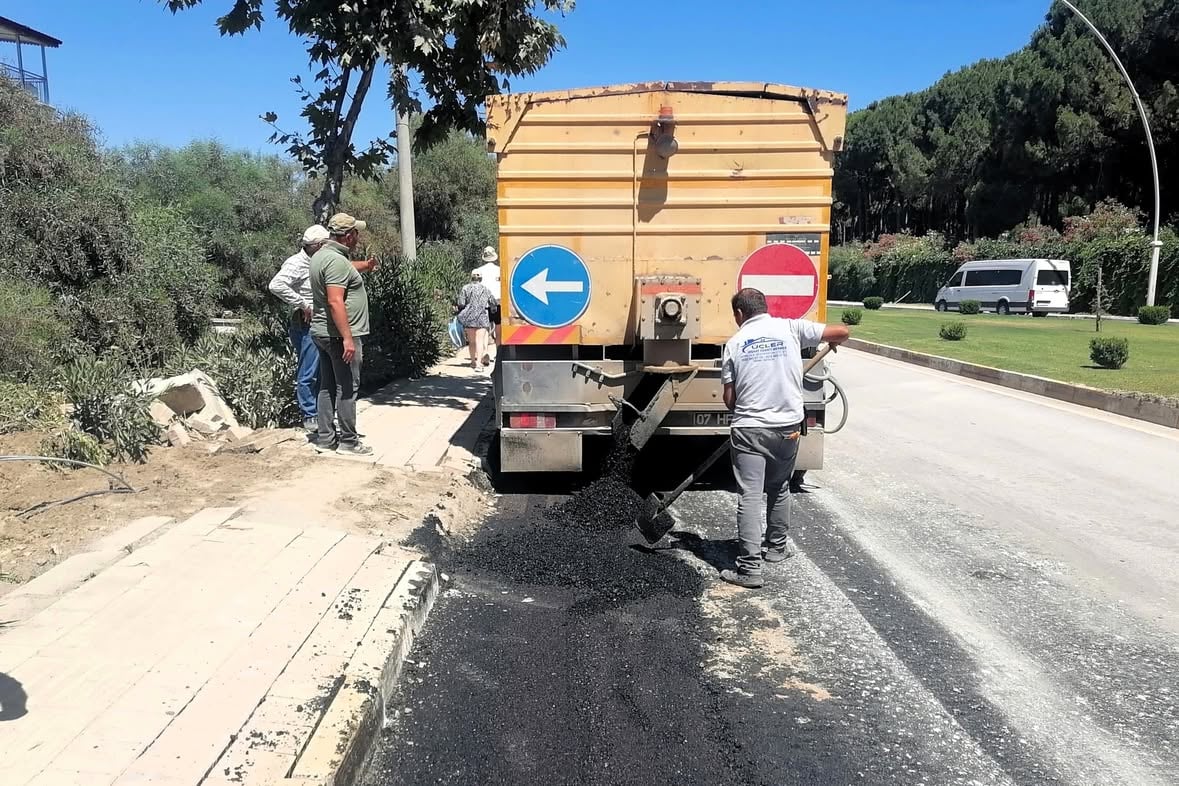 Antalya Serik'te Yollar İçin Bakım ve Onarım Çalışmaları Sürüyor