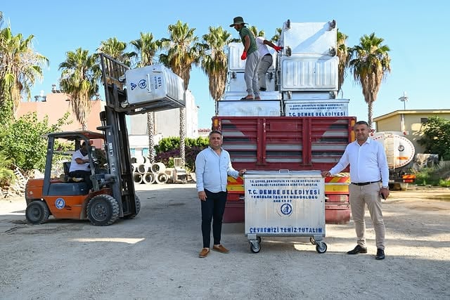 Antalya Demre'ye Bakanlık'tan 91 Yeni Nesil Çöp Konteyneri Hibe Edildi