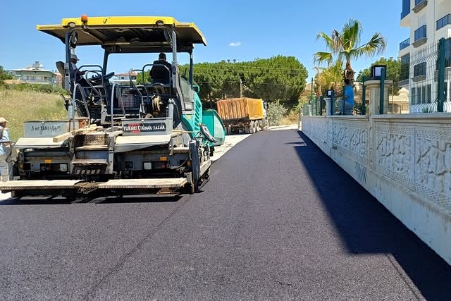 Antalya Serik'te Gedik Mahallesi'nde Sıcak Asfalt Çalışmaları Devam Ediyor